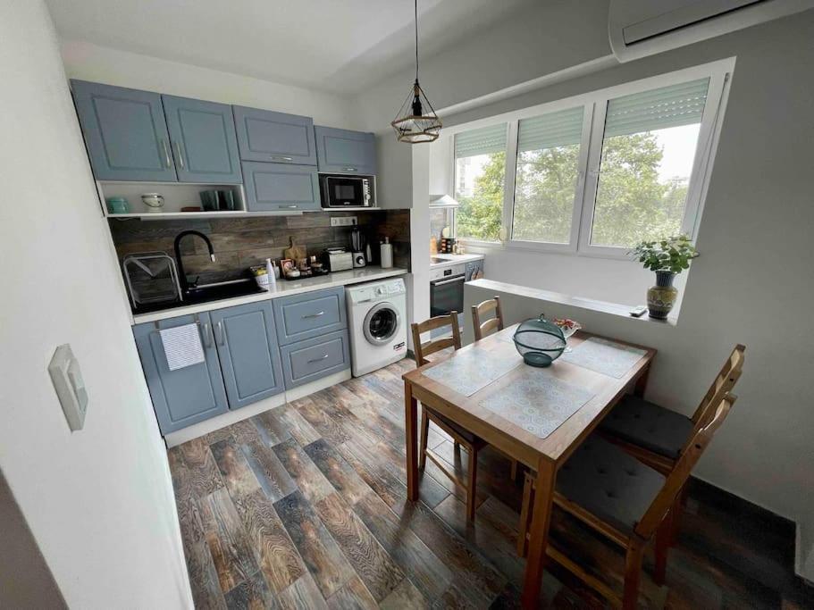 Διαμέρισμα Sunny Seaside Retreat In