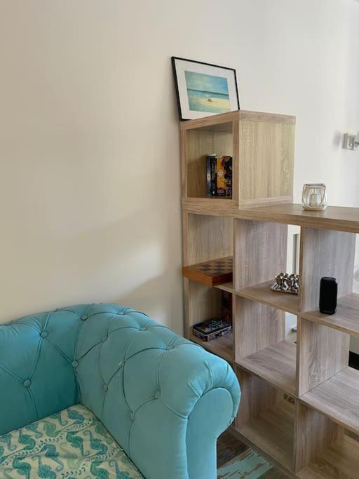 Sunny Seaside Retreat In Διαμέρισμα