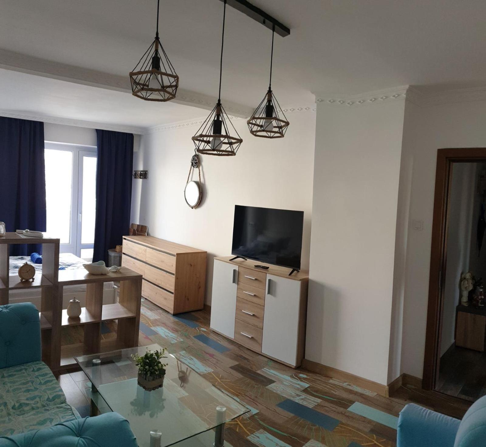 Sunny Seaside Retreat In Διαμέρισμα *